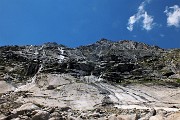 46 Alte pareti rocciose grondanti d'acqua